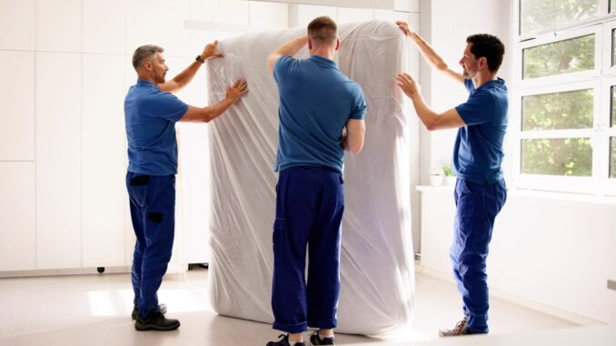 muebles-viejos-durante-una-mudanzaa muebles-viejos-durante-una-mudanza